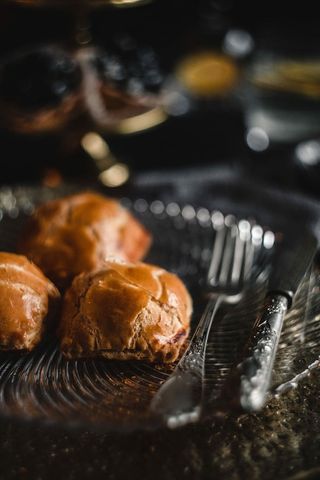 里面有奶油奶酪的甜面包