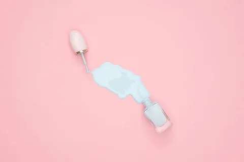 白色指甲油洒在粉色表面 白色指甲油洒在粉色表面
