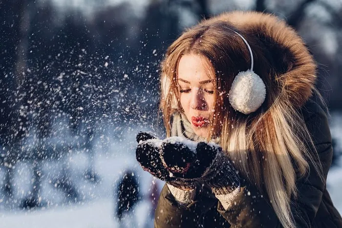 女人用手吹雪