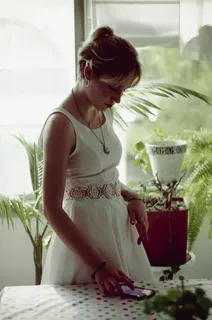 桌上使用智能手机的白色无袖女装 桌上使用智能手机的白色无袖女装