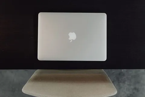 在家中或工作室安装MacBook电脑的时尚工作区