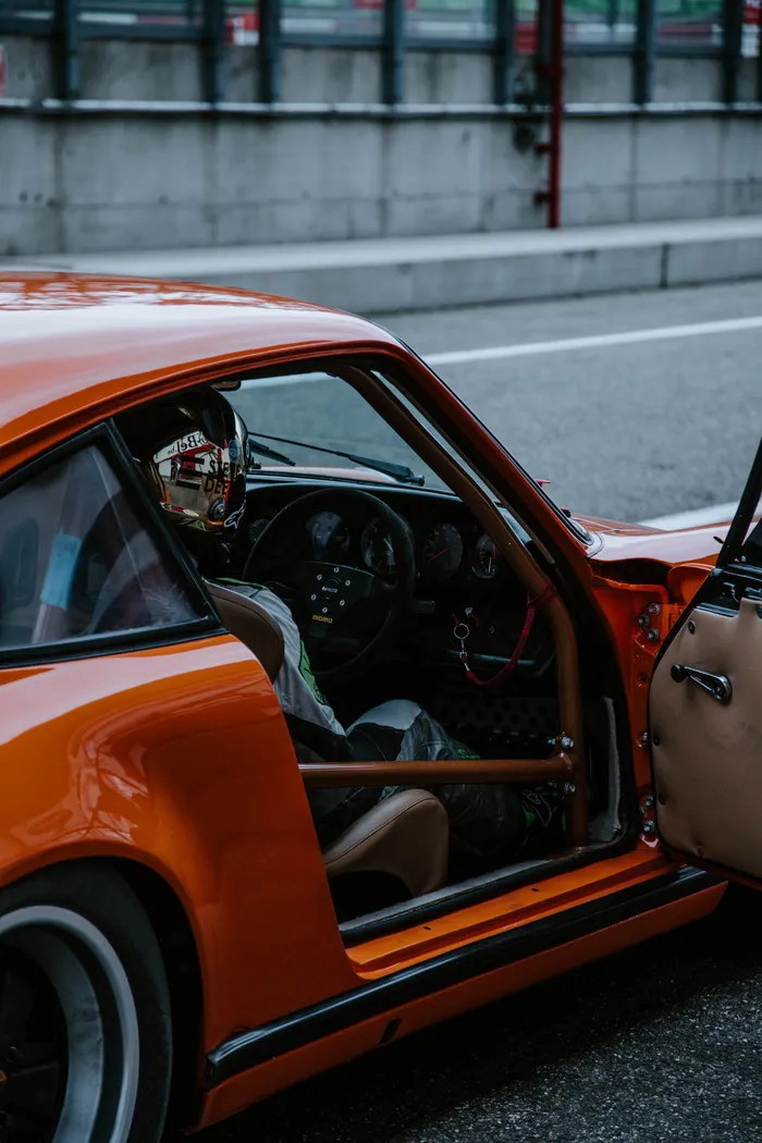 橙色汽车