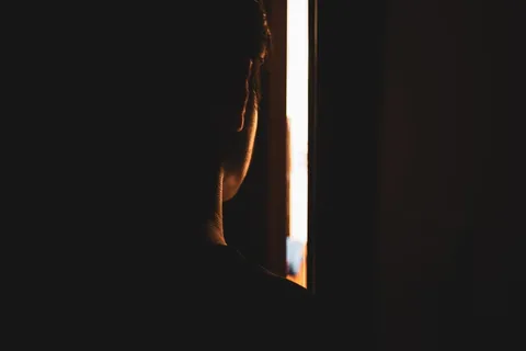 透过门缝看的人 透过门缝看的人