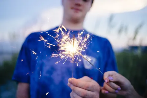 拿鞭炮的人,成人,模糊,男孩,庆祝,孩子,节日,乐趣 拿鞭炮的人,成人,模糊,男孩,庆祝,孩子,节日,乐趣