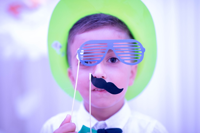 肖像，儿童，儿童，少年，男孩，头像，一人，手持