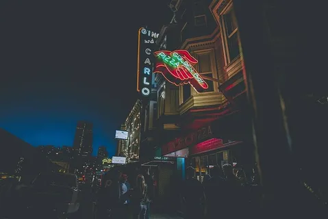 黑色天空下的卡尔罗霓虹招牌 黑色天空下的卡尔罗霓虹招牌