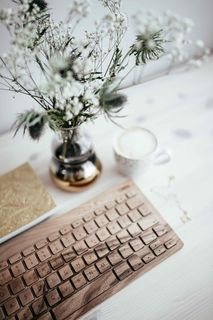 木制键盘和一杯咖啡