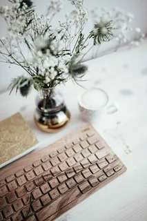 木制键盘和一杯咖啡