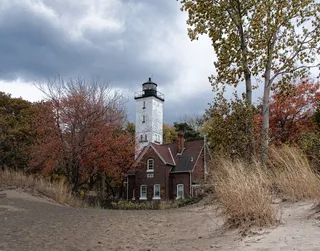 灯塔、沙子、灯塔、海滩、树木、建筑结构、建筑、建筑外观