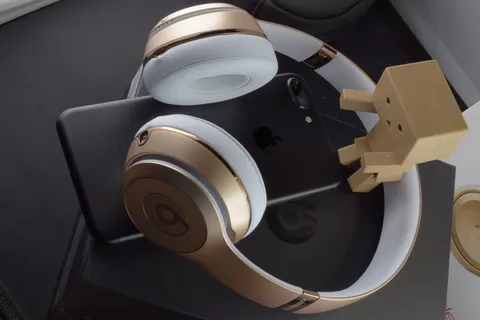beats solo 3,beats耳机,耳机,耳机,苹果,iphone 7 plus,特写,高角度视图 beats solo 3,beats耳机,耳机,耳机,苹果,iphone 7 plus,特写,高角度视图