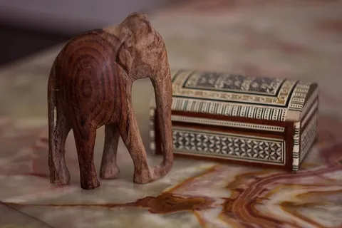 以色列，海法，雕像，大象，木雕，木箱，室内，无人