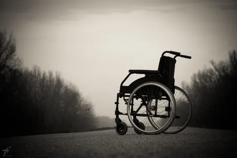 灰度摄影,轮椅,公路,灰度,摄影,公路,轮椅,孤独 灰度摄影,轮椅,公路,灰度,摄影,公路,轮椅,孤独