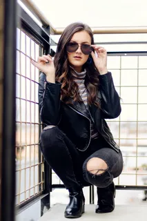 戴墨镜和蓝色皮夹克的女人 戴墨镜和蓝色皮夹克的女人