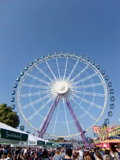 游乐场、啤酒节、民俗节、骑乘、摩天轮、狂欢节、人群、游乐园 游乐场、啤酒节、民俗节、骑乘、摩天轮、狂欢节、人群、游乐园