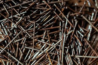 车间里的工具、钉子和螺栓