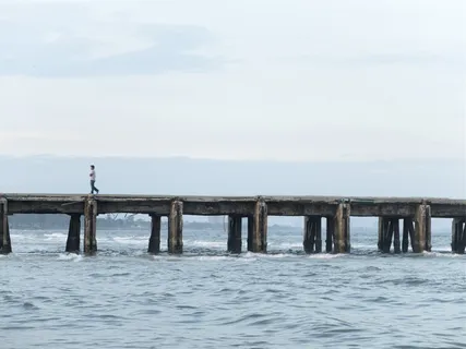 人，站立，海滩，白色，天空，白天，码头，海洋