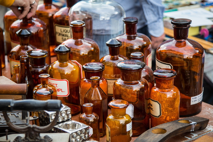 特写、照片、琥珀色、玻璃瓶展示、跳蚤市场、垃圾、古董、商业用途