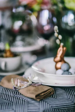 装饰着复活节图案的圆形餐桌