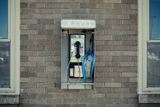 公用电话，建筑物，墙壁，白天，公用电话，电话亭，电话亭，电话