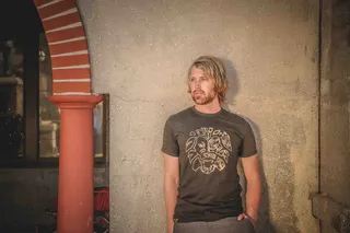 男子穿着灰色圆领T恤