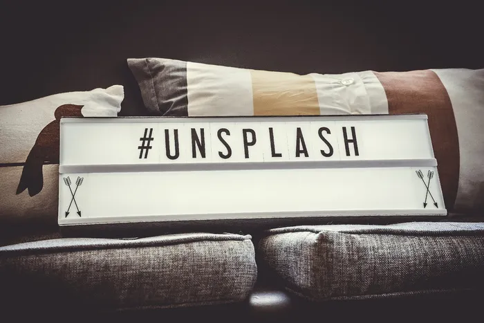 白色和黑色 unsplash 标牌