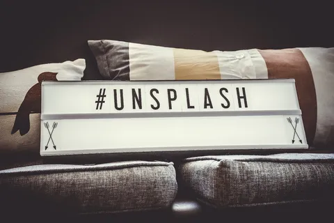 白色和黑色 unsplash 标牌