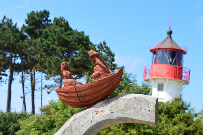 hiddensee灯塔holzfigur fischer un-sin fru文化树植物天空