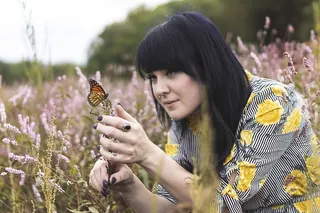 举着蝴蝶的女人的照片