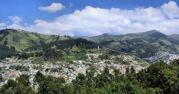 鸟瞰、观景摄影、城市、树木、厄瓜多尔、基多、火山、活火山 鸟瞰、观景摄影、城市、树木、厄瓜多尔、基多、火山、活火山