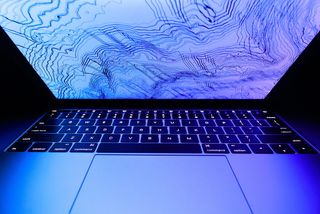 黑色和蓝色笔记本电脑