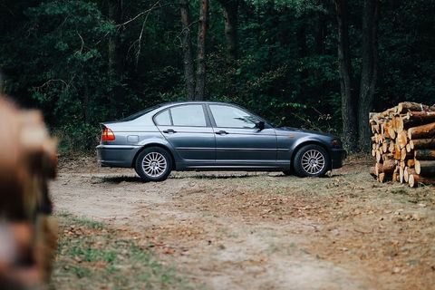 驾车穿越田野和森林