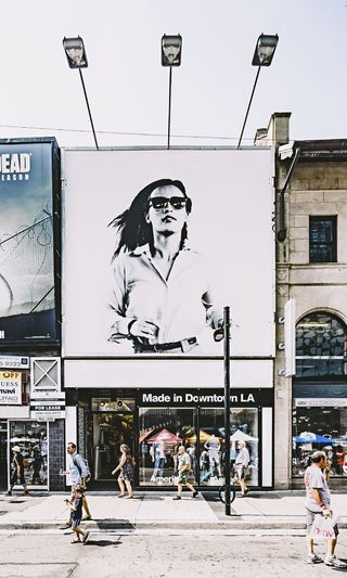 人物、展示、广告牌、女性、建筑、建筑、设计、商店