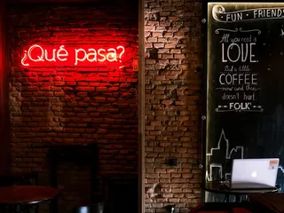 摩尔多瓦，基希讷乌，酒吧，砖块，砖块，咖啡，macbook，问号