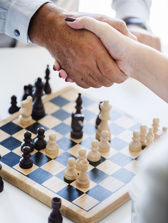 一对男女在下棋时握手