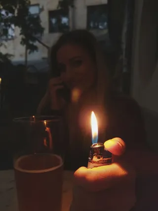 拿着打火机的女人