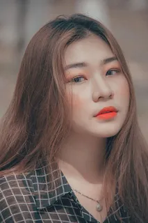 戴银色项链的女人 戴银色项链的女人