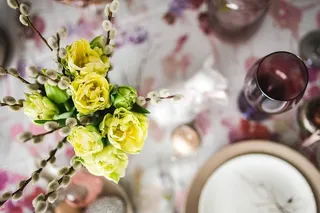 复活节餐桌上有可爱的粉色装饰、鲜花、柳絮和鸡蛋