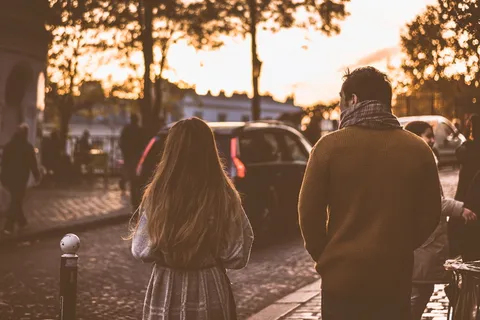 男人,女人,站着,走在街上,走在外面,下午,树 男人,女人,站着,走在街上,走在外面,下午,树