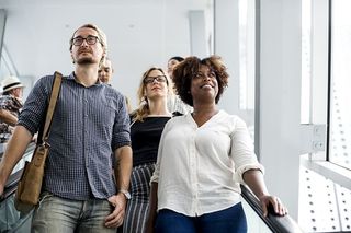 站在自动扶梯上的人