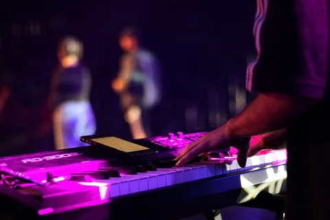 乐器、休闲活动、钢琴、人、人、键盘、紫色、电子产品