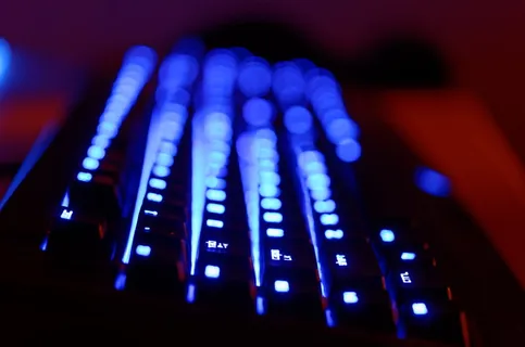 键盘,pc,电脑,电脑键盘,桌子,桌面,led键盘,led灯 键盘,pc,电脑,电脑键盘,桌子,桌面,led键盘,led灯