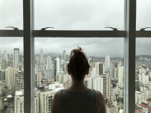 站在玻璃窗附近的女人