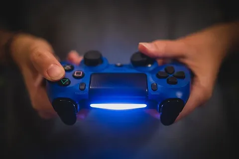 个人，手持，蓝色，索尼dualshock 4，索尼，playstation，ps4，视频游戏