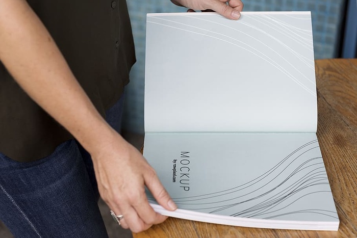 拿着模型书的人