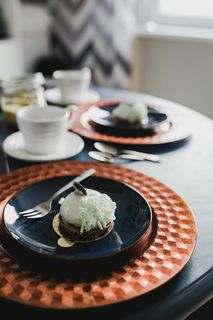 蛋糕店的蓝碟上放着甜的小白巧克力甜点