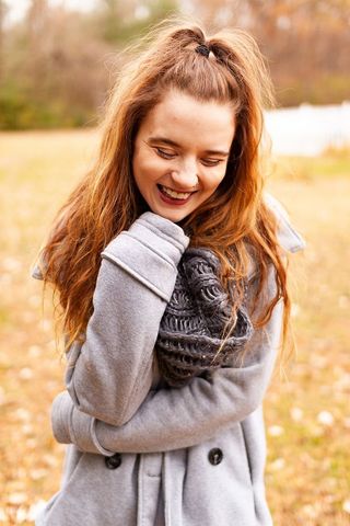 穿着夹克的女人的照片