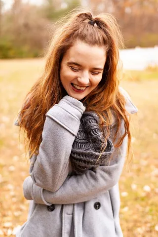 穿着夹克的女人的照片