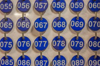 桌子，令牌，统计，蓝色，成排，室内，悬挂，无人