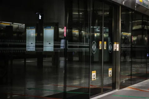 全lite门、门、照明、电梯、反光、玻璃、交通、地铁