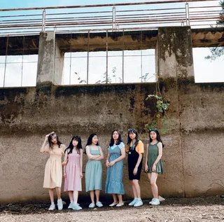 一群妇女站在布朗墙附近